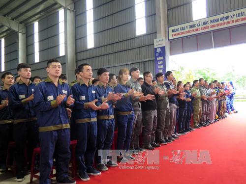Hàng chục nghìn công nhân ra quân sản xuất đầu năm
